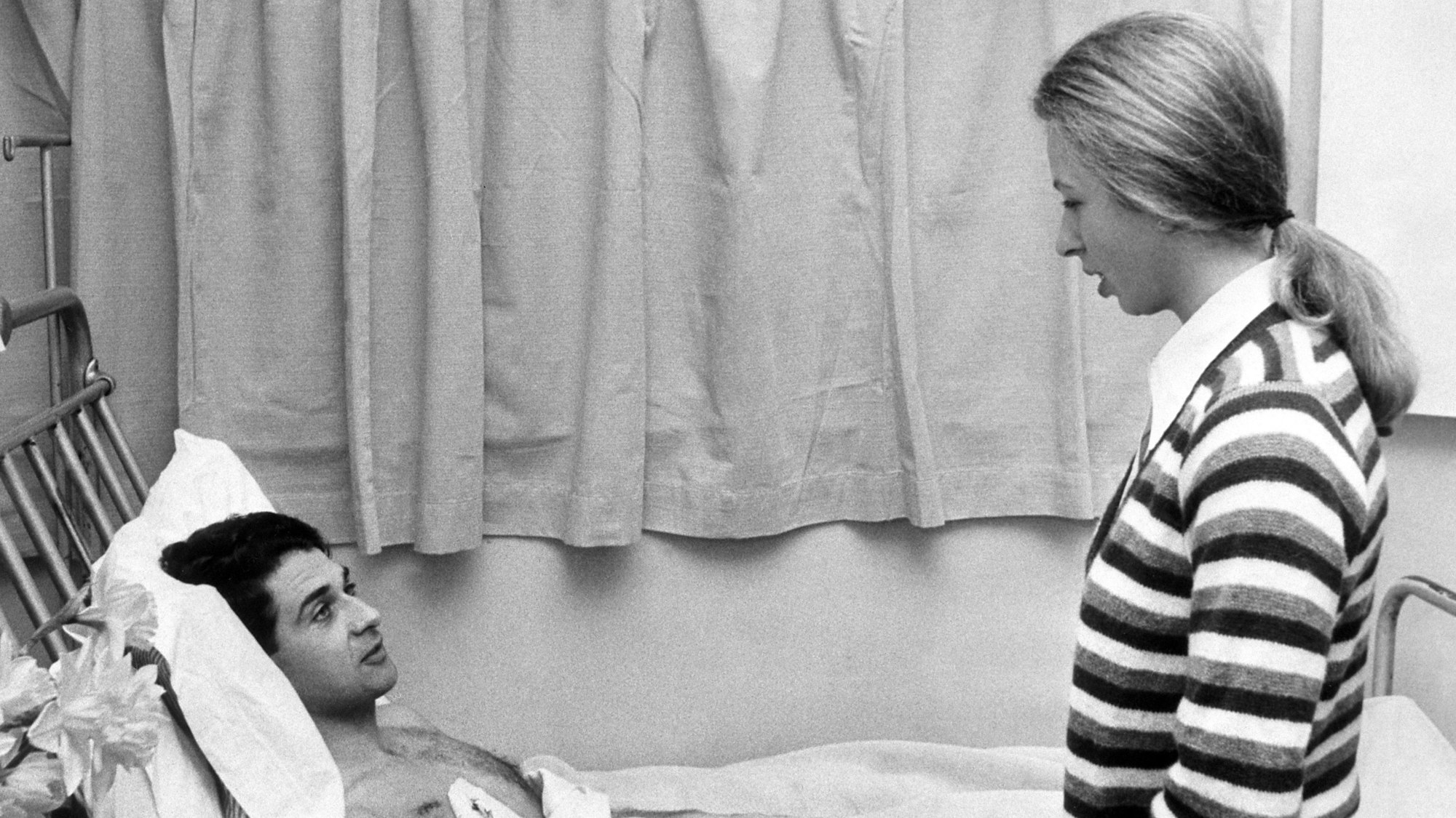 Prinzessin Anne spricht im Krankenhaus mit ihrem Leibwächter, James Beaton, der bei einer versuchten Entführung Annes' verletzt wurde. (Archivbild)