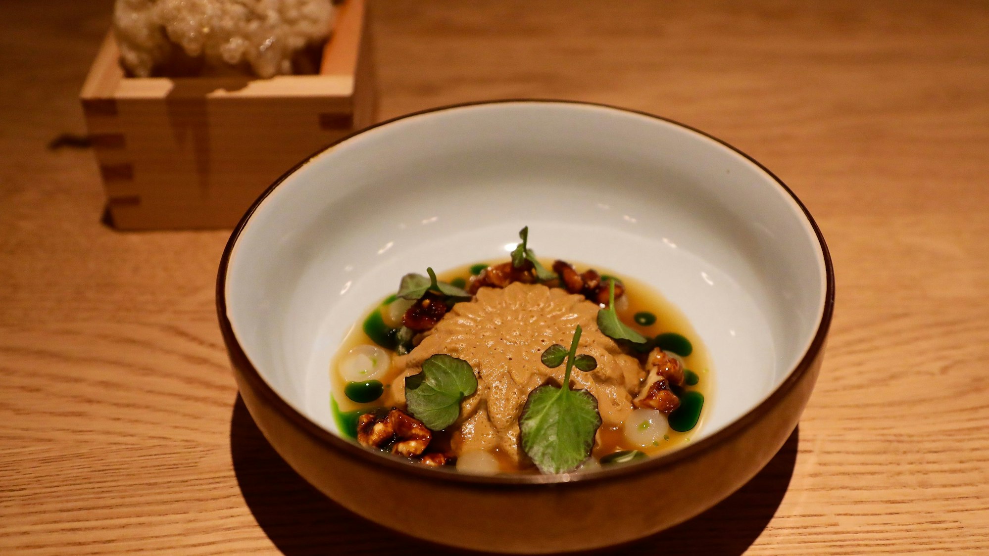 Auch optisch ein Highlight: das Pilzpaté mit Yuzu-Ponzu, Walnuss und Buchweizen-Pfeffer in einer Schale angerichtet.