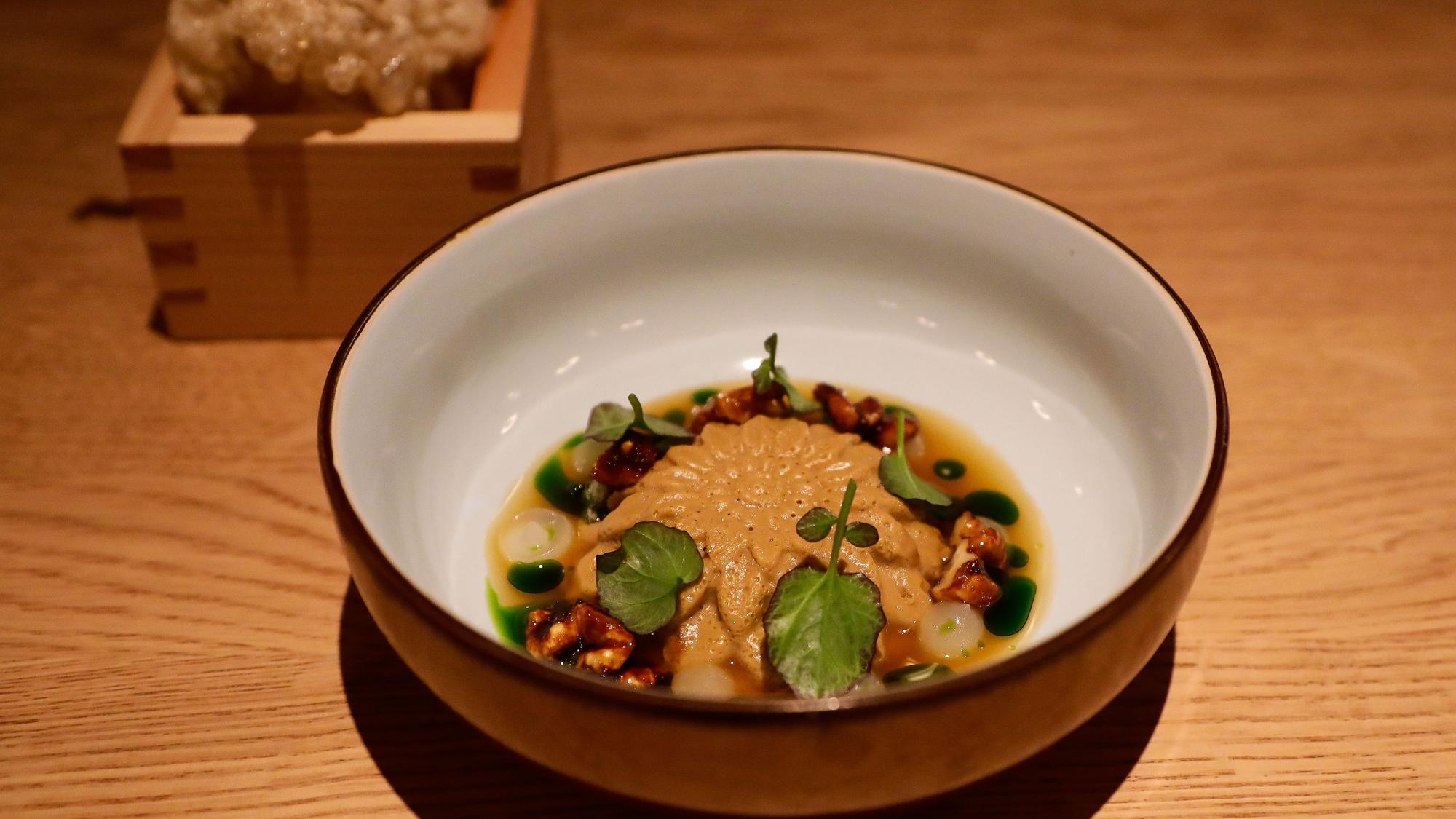 Auch optisch ein Highlight: das Pilzpaté mit Yuzu-Ponzu, Walnuss und Buchweizen-Pfeffer in einer Schale angerichtet.