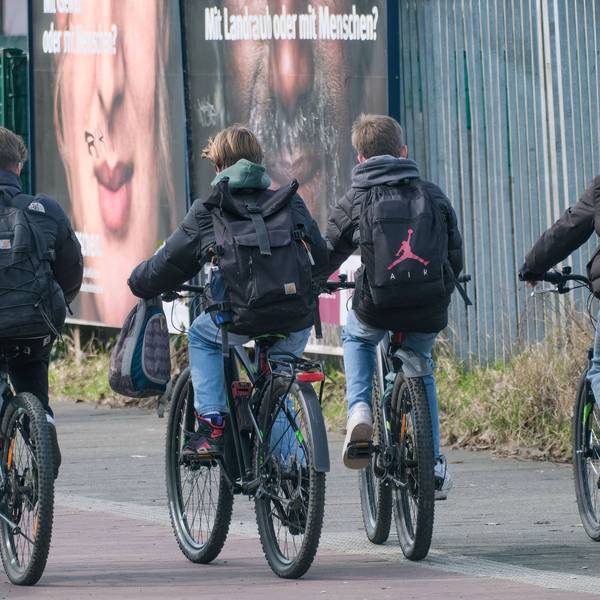 Jugendliche Kinder per Fahrrad auf dem Schulweg.