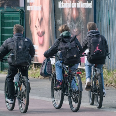 Jugendliche Kinder per Fahrrad auf dem Schulweg.
