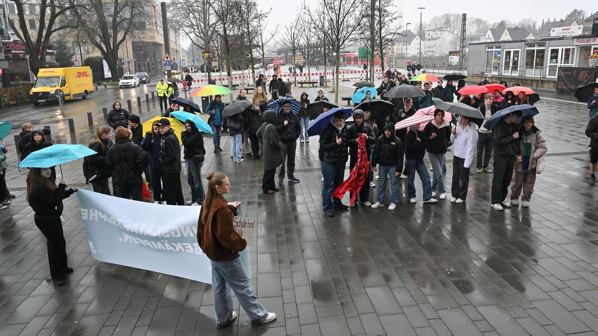 Schüler ziehen als Protestzug durch die Stadt.