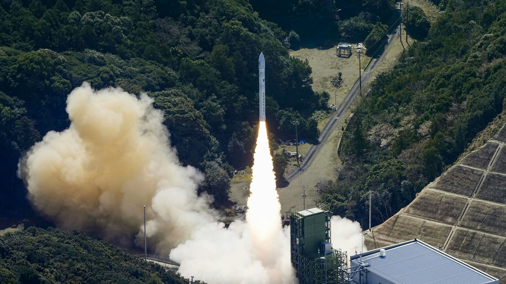 Hier sah noch alles gut aus: Die Kairos-Rakete von Space One wird gestartet, nur Augenblicke später explodierte sie jedoch.