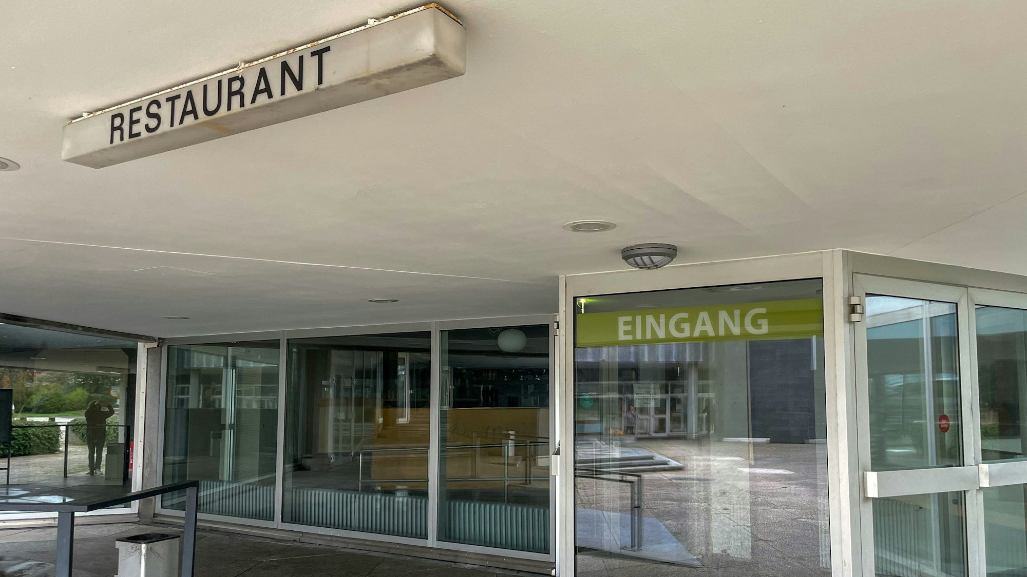 Ein Schild, auf dem „Restaurant“ steht, hängt an der Decke vor dem Eingang des Forums Leverkusen.