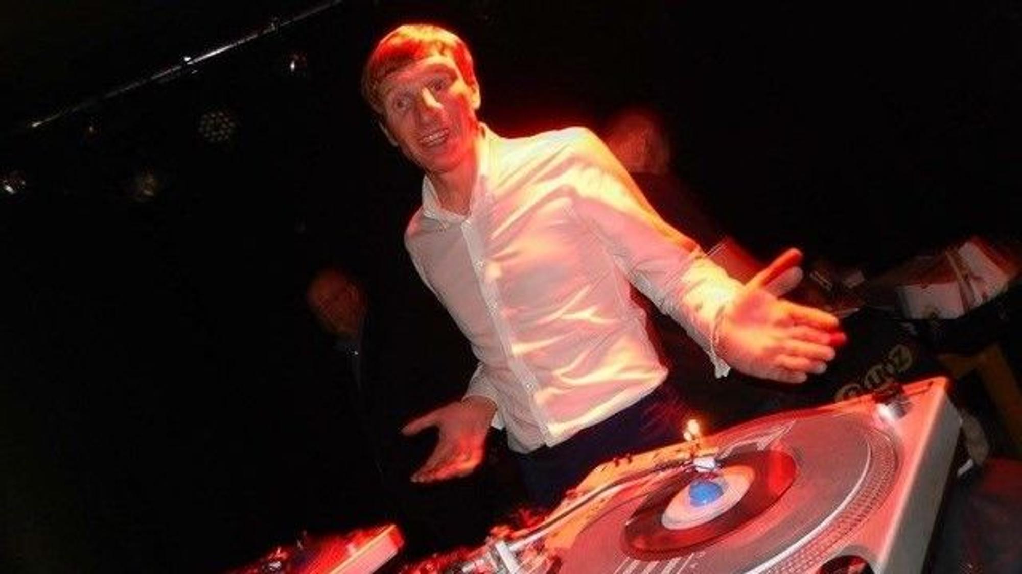 DJ Faulker Fuller aus Köln legt auf