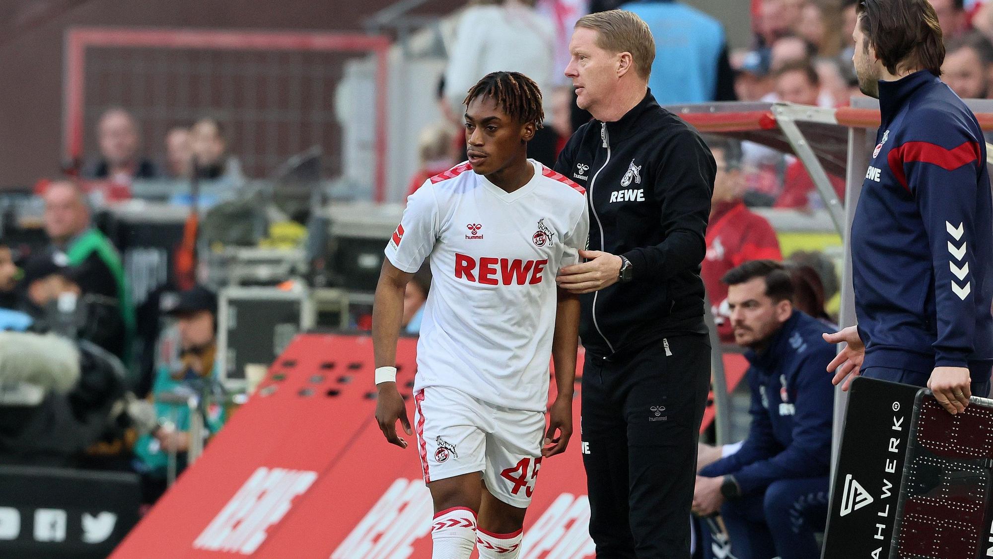 FC-Trainer Timo Schultz und Justin Diehl an der Seitenlinie.