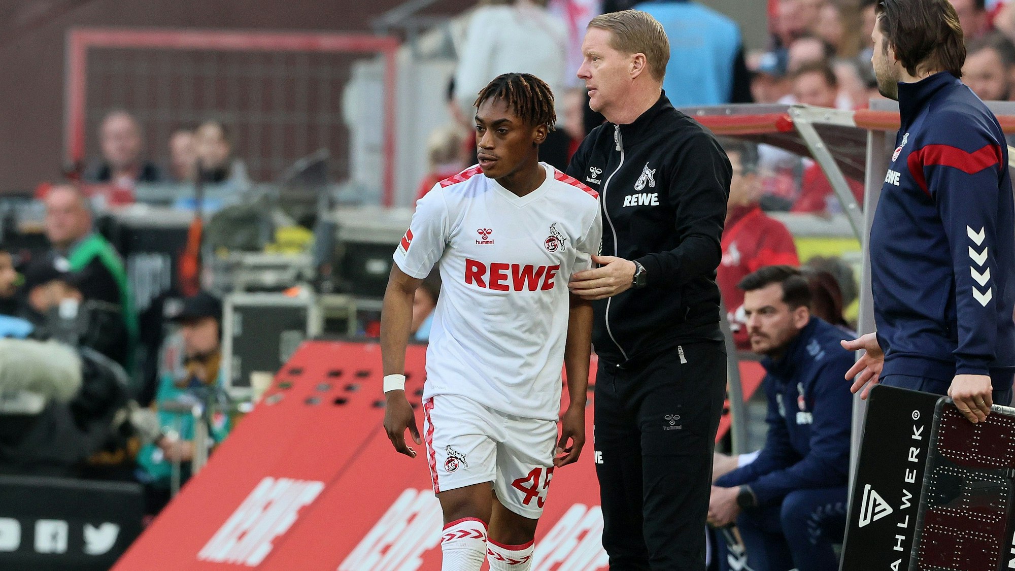 FC-Trainer Timo Schultz und Justin Diehl an der Seitenlinie.