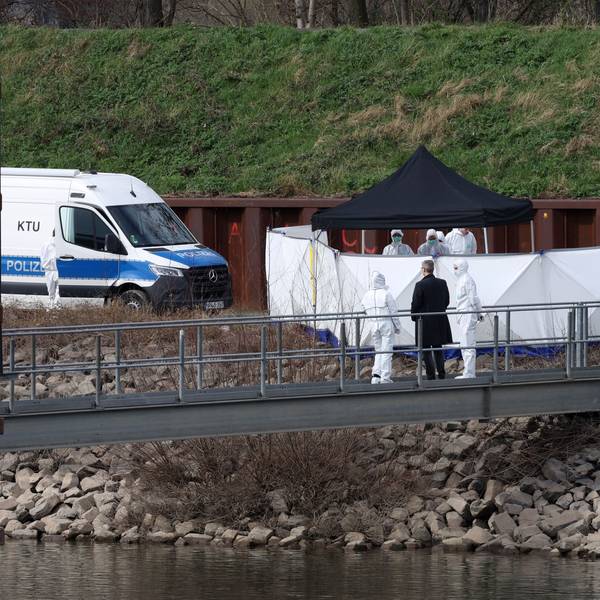 Die Polizei sichert Spuren nach dem Leichenfund im Mülheimer Hafen am Sonntag