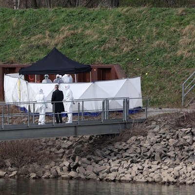 Die Polizei sichert Spuren nach dem Leichenfund im Mülheimer Hafen am Sonntag