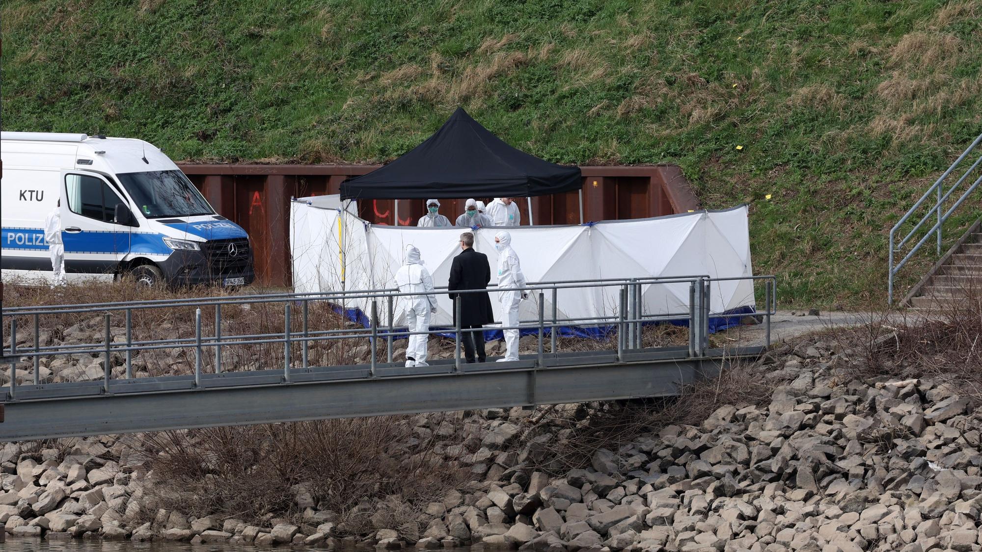 Die Polizei sichert Spuren nach dem Leichenfund im Mülheimer Hafen am Sonntag