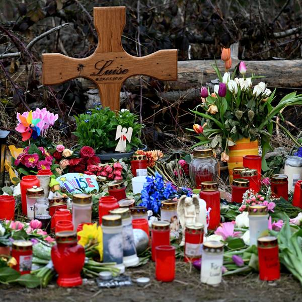 Ein Holzkreuz, zahlreiche Blumen, Kuscheltiere und Kerzen liegen an dem Ort, an dem Luise getötet wurde. Zwei Mädchen hatten die Tat eingeräumt. (Archivbild)