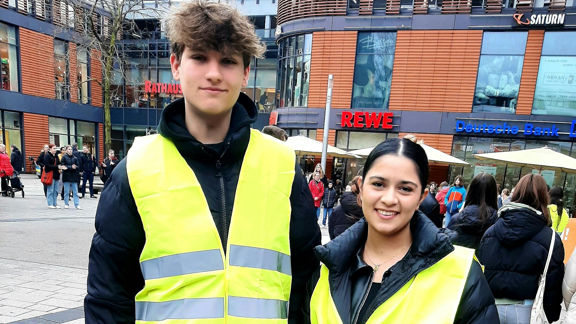 Protest Schüler / Bezirksschülervertretung Leverkusen für Veränderungen im Schulsystem vor der Rathausgalerie in Wiesdorf. Mit dabei waren auch Aymaz Ghadimi und Malte Plack, die Mitglied in der Bezirksschülervertretung sind.