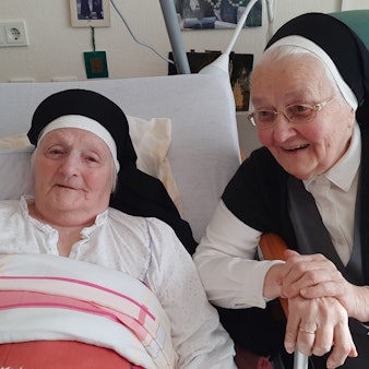 Das Foto zeigt die beiden Ursulinenschwestern Theresia und Veronika.