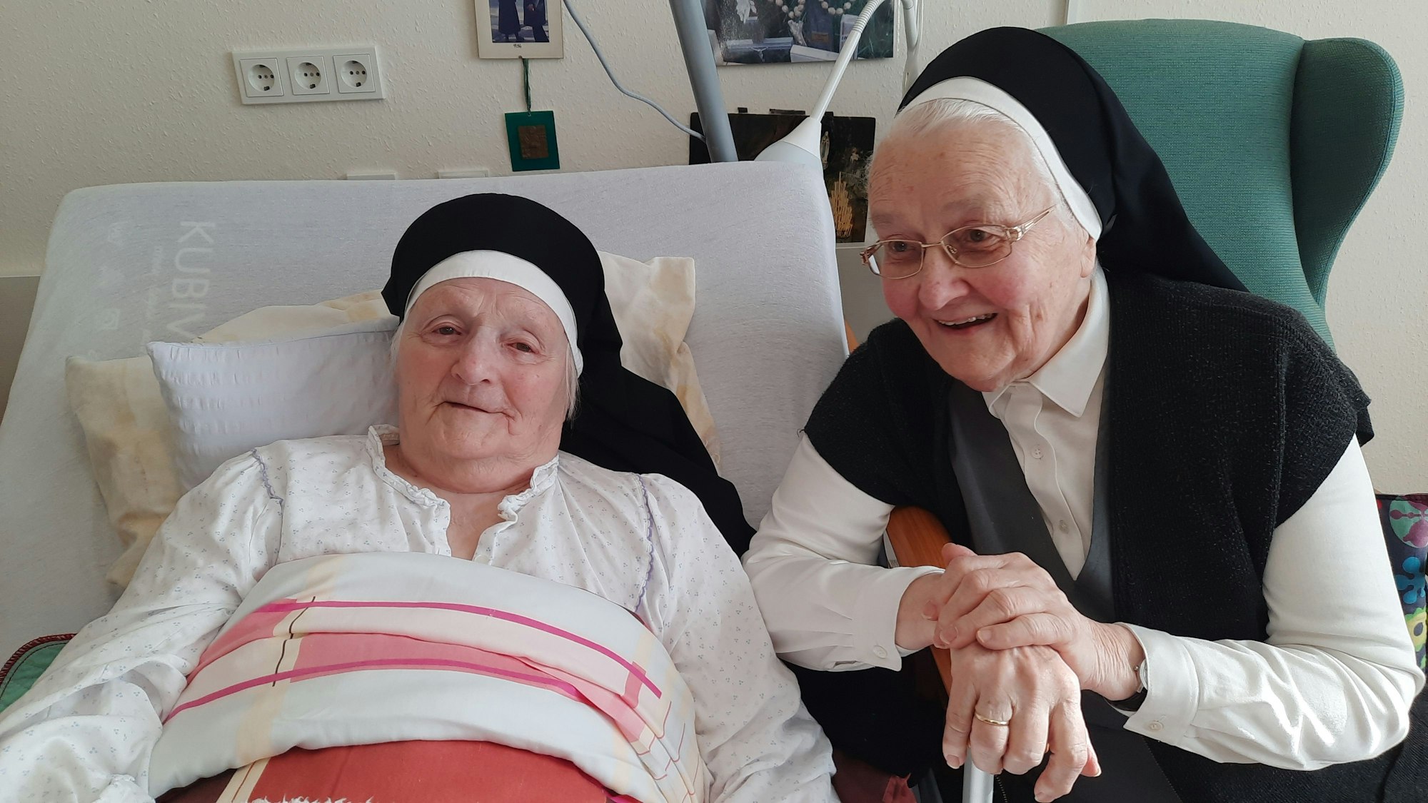 Das Foto zeigt die beiden Ursulinenschwestern Theresia und Veronika.