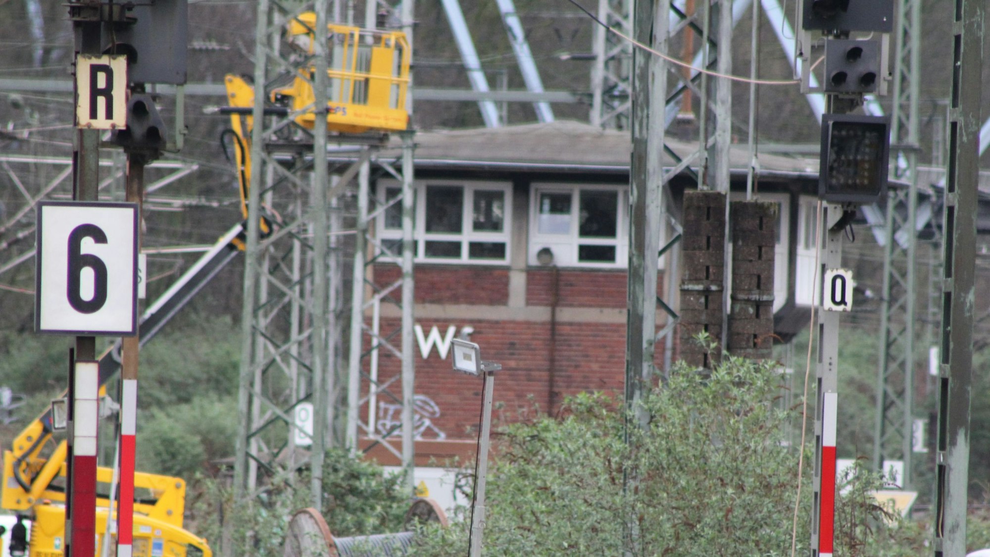 Das alte Stellwerk des Bahnhofs Köln-West wird Ende 2025 außer Betrieb genommen.