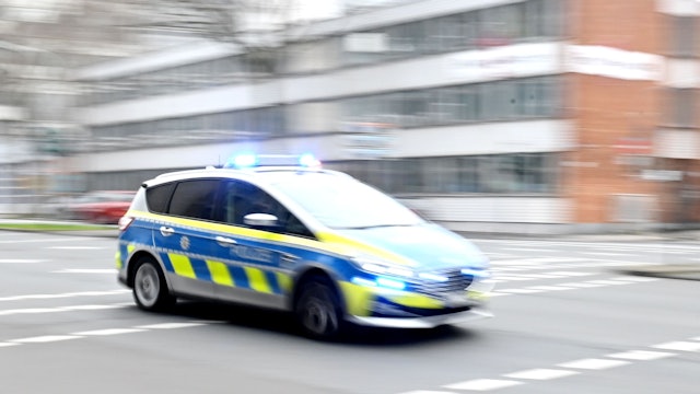 Die Polizei prüft Zusammenhänge zwischen der Frau und dem Anrufer. (Symbolbild)