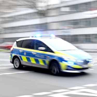 Ein Polizeiwagen fährt durch die Innenstadt.