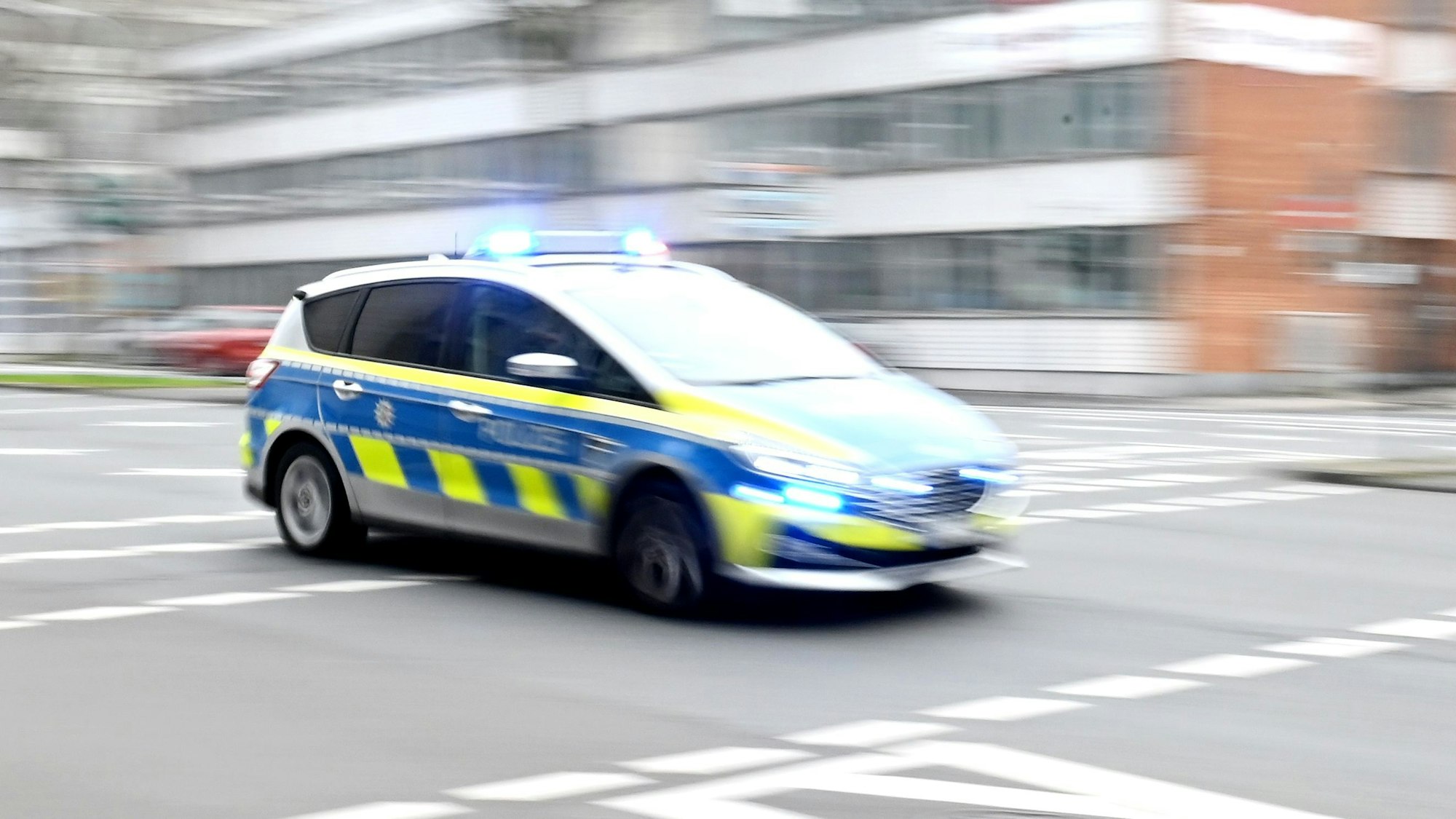 Ein Köln Polizeiwagen fährt durch die Innenstadt. In der Kölner Südstadt überführten Beamte eien mutmaßlichen Internet-Betrüger.