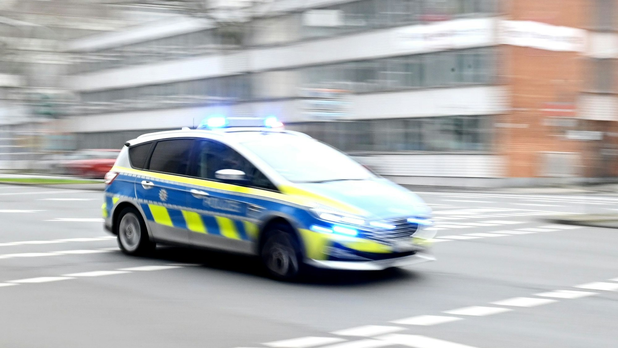Ein Polizeiwagen rast durch die Innenstadt. (Symbolbild)