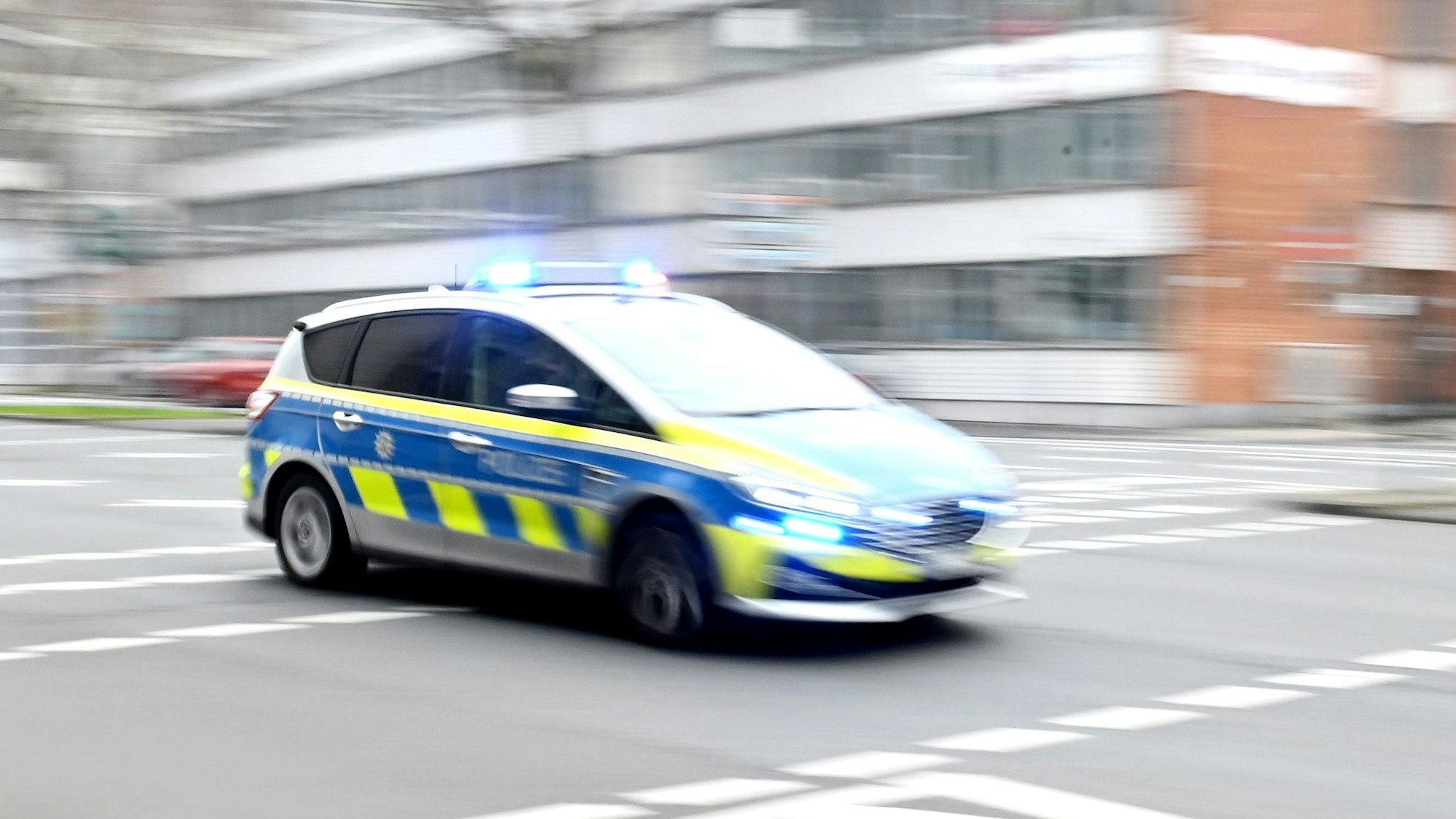 Ein Polizeiwagen rast durch die Innenstadt.