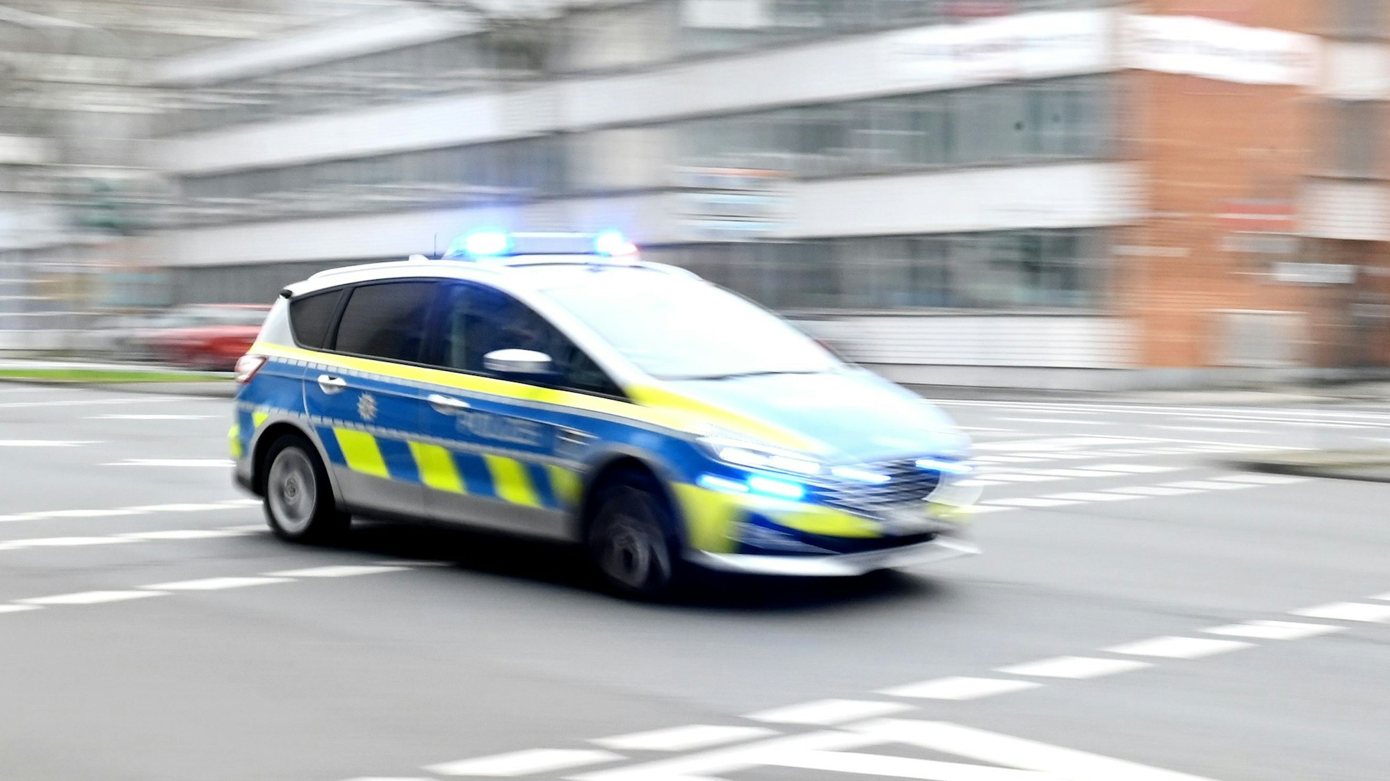 Ein Polizeiwagen rast durch die Innenstadt.