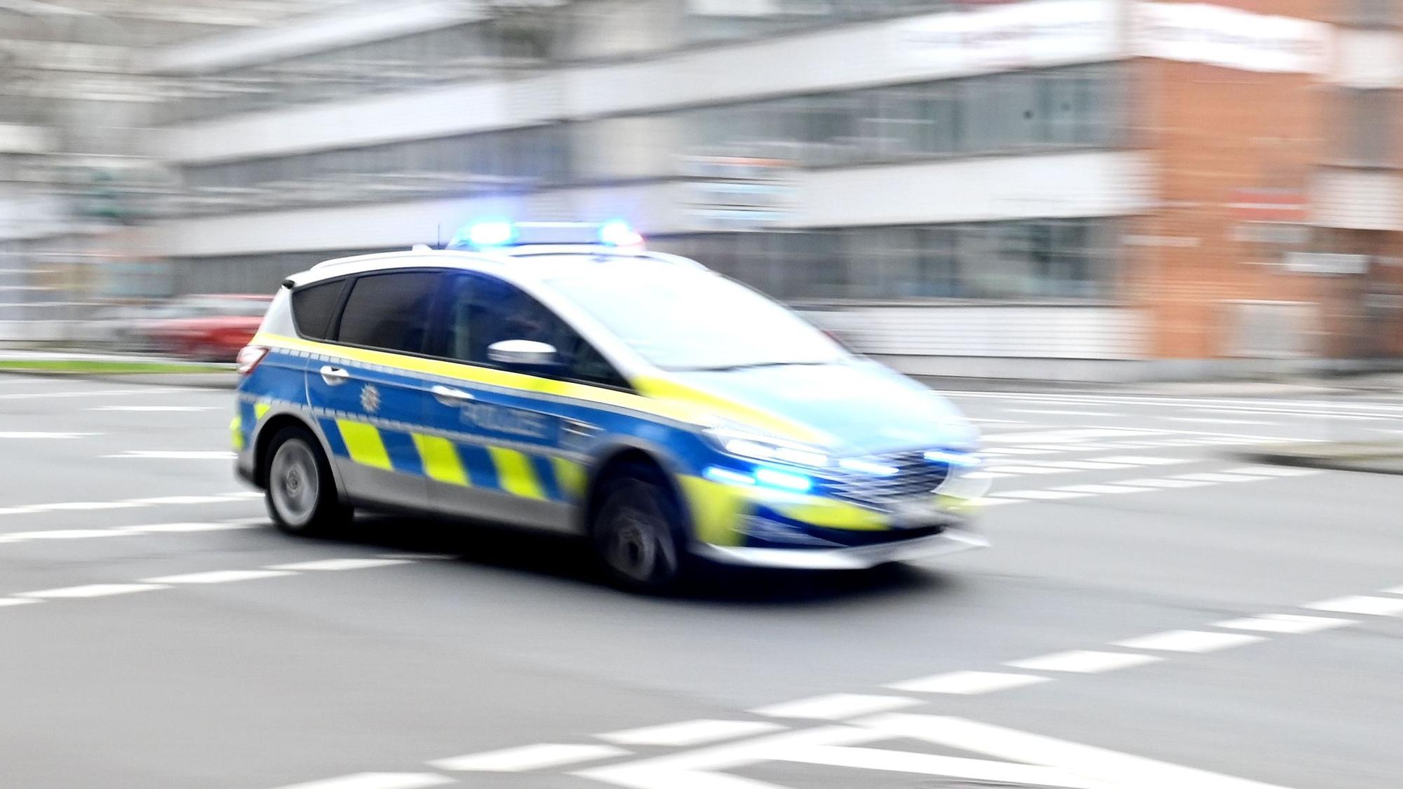 Ein Polizeiwagen rast durch die Innenstadt