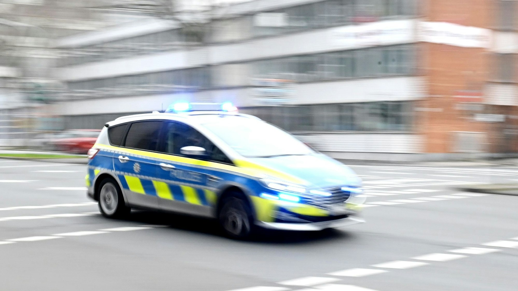 Ein Polizeiwagen rast durch die Innenstadt.