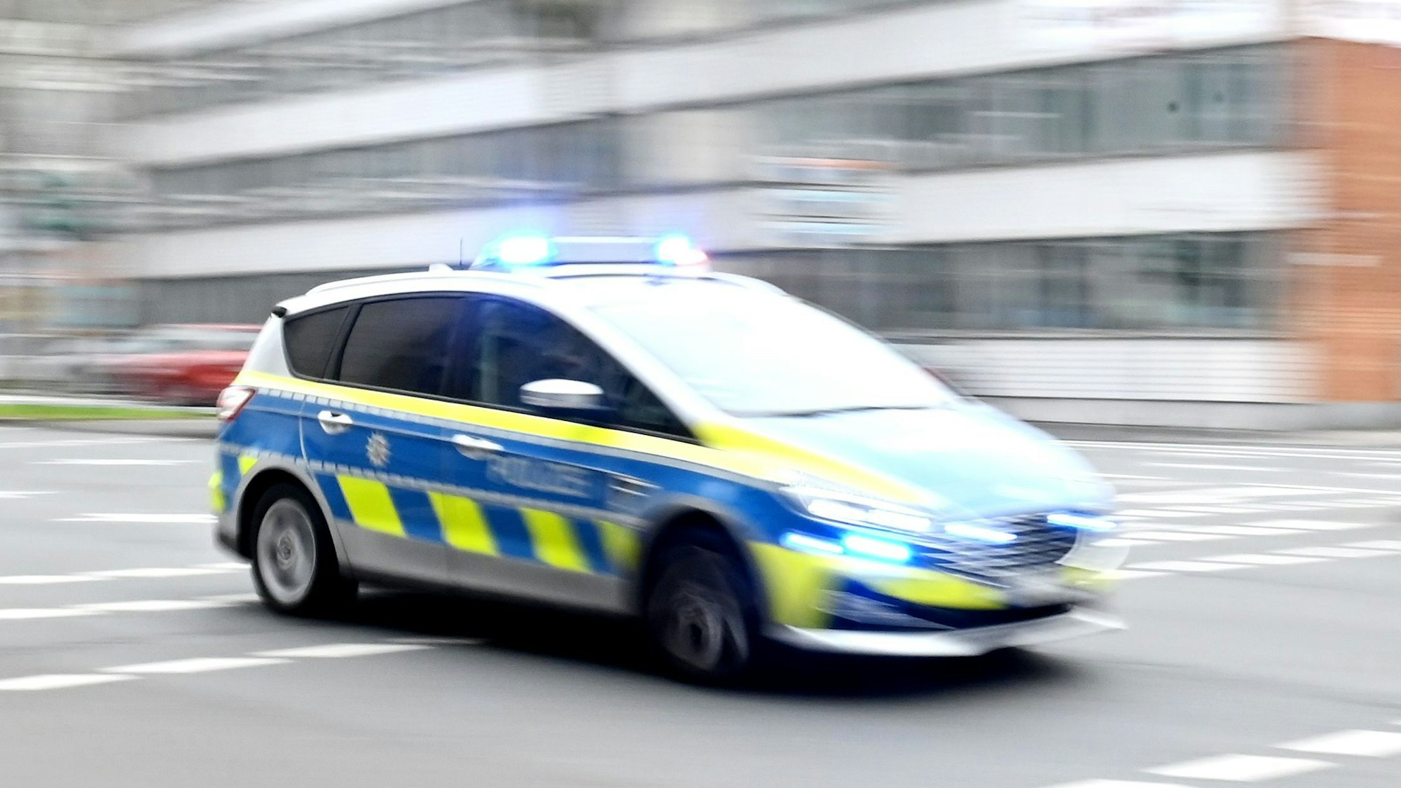 Ein Polizeiwagen im Einsatz.