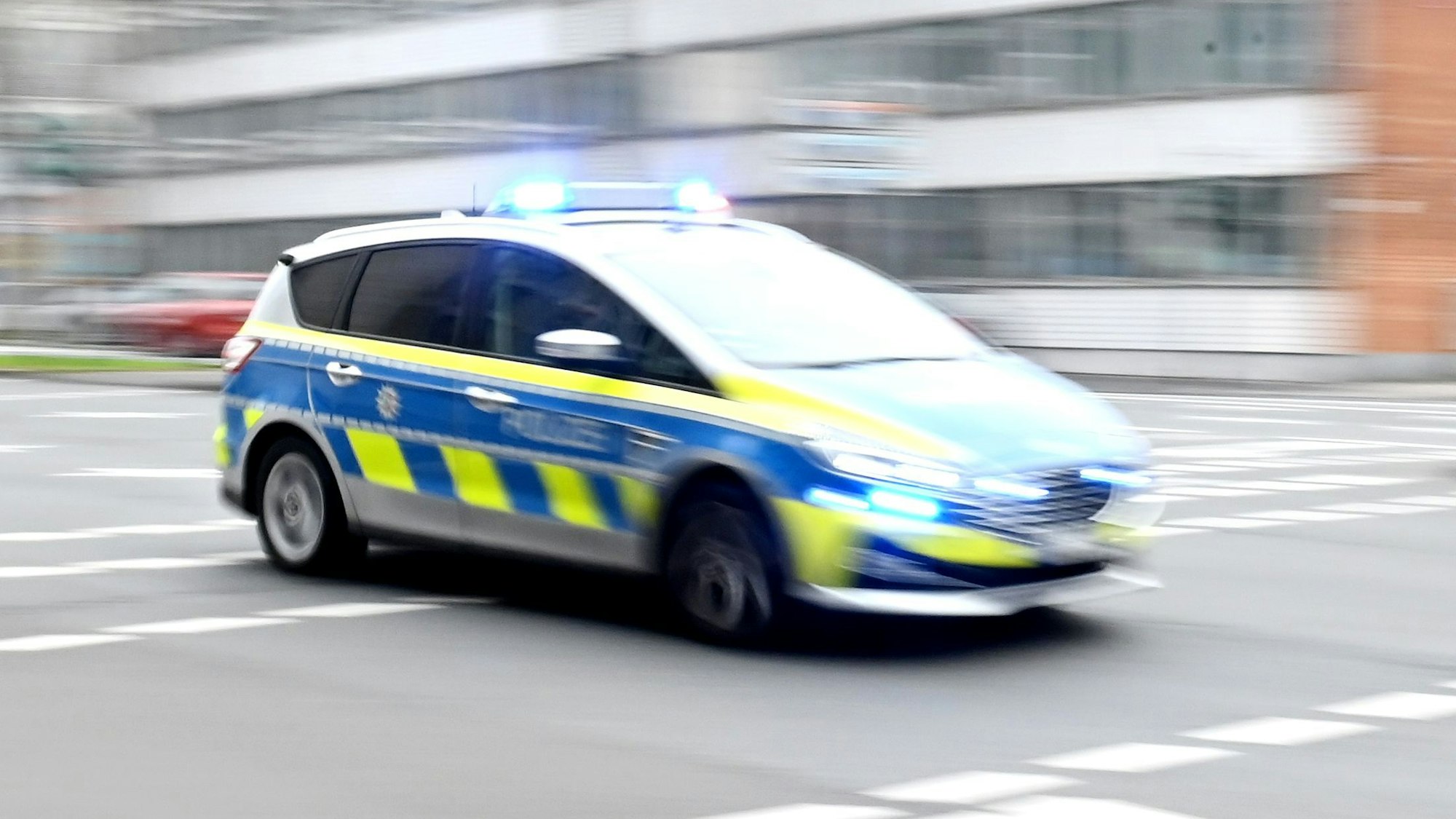 Ein Polizeiwagen rast durch die Innenstadt.