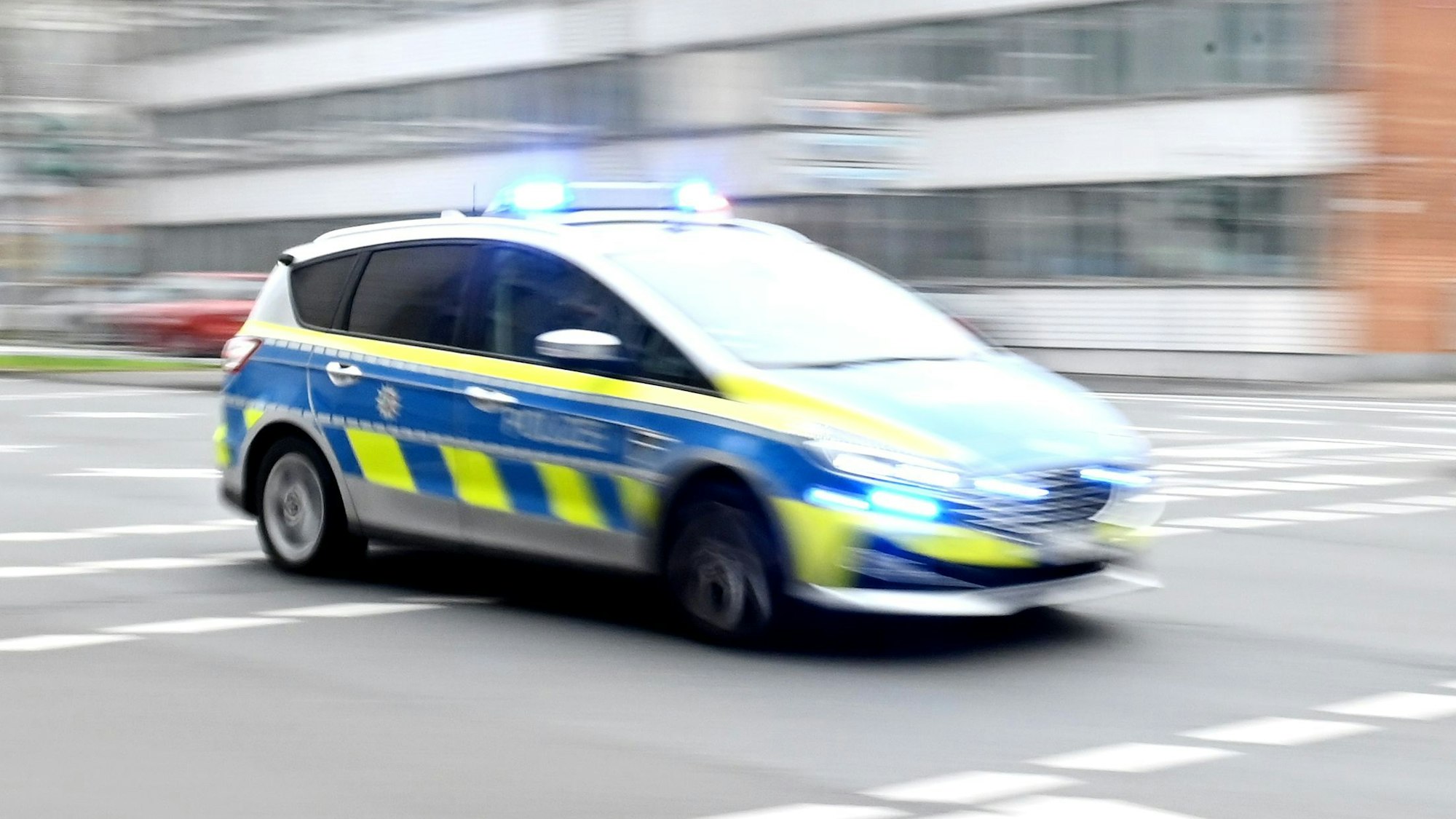 Ein Polizeiwagen rast durch die Innenstadt.