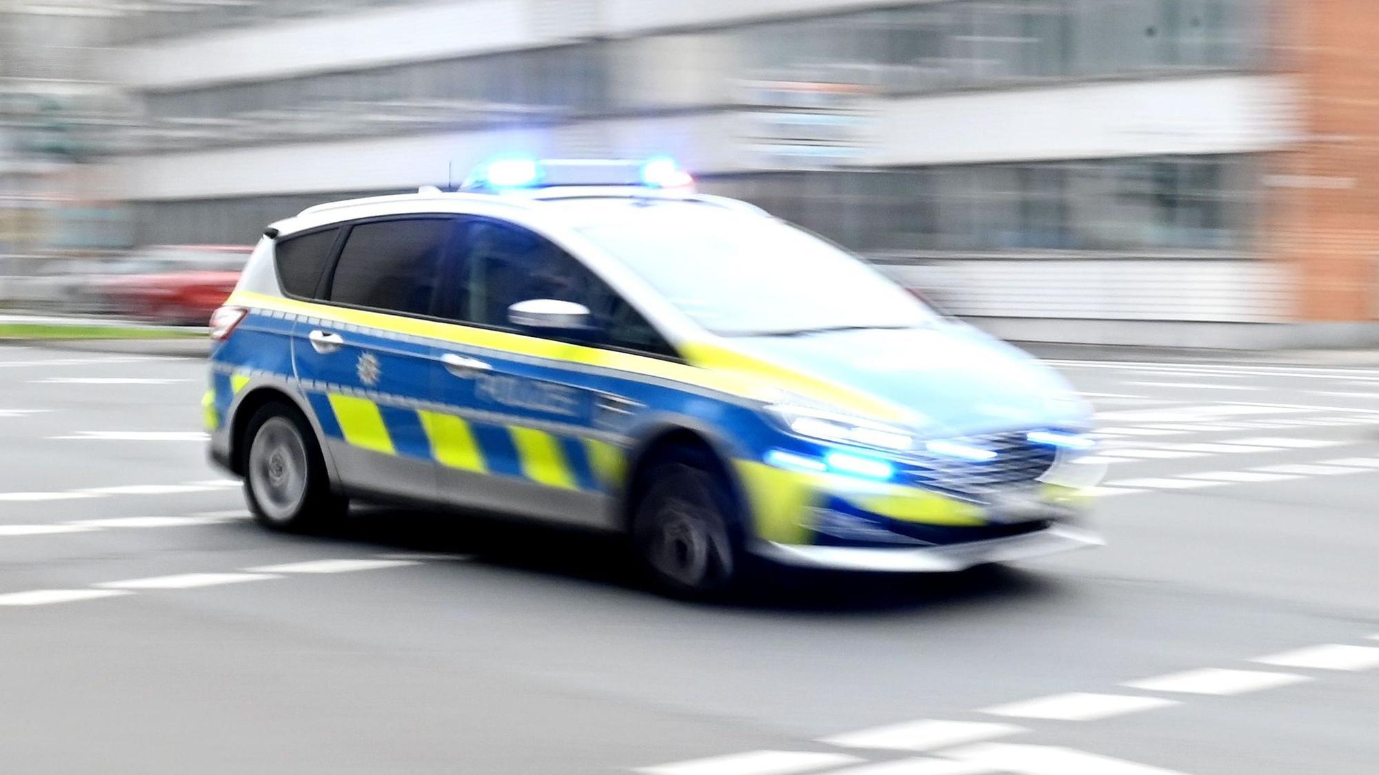 Ein Polizeiwagen rast durch die Innenstadt.