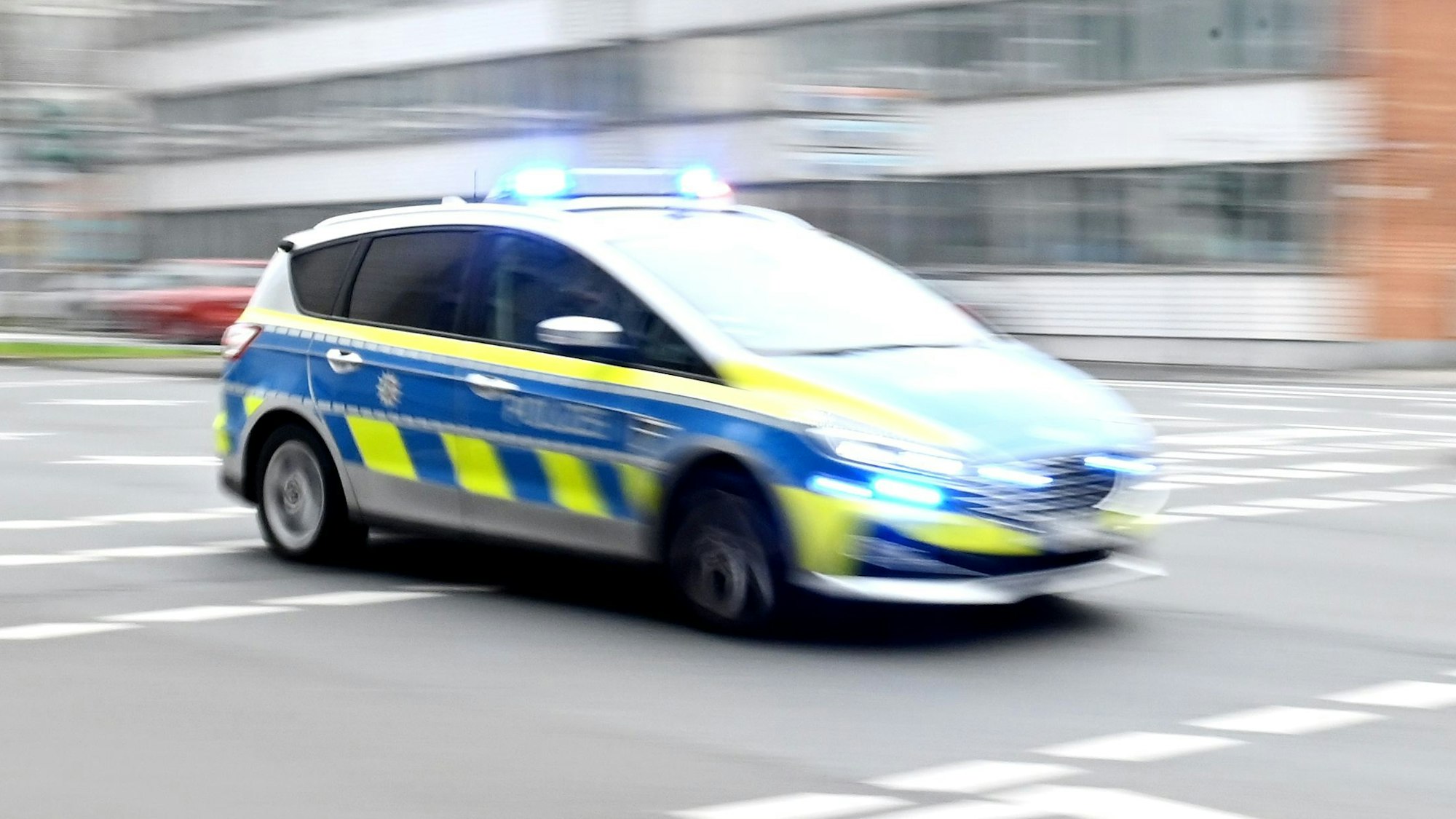 Ein Polizeiwagen rast durch die Innenstadt.