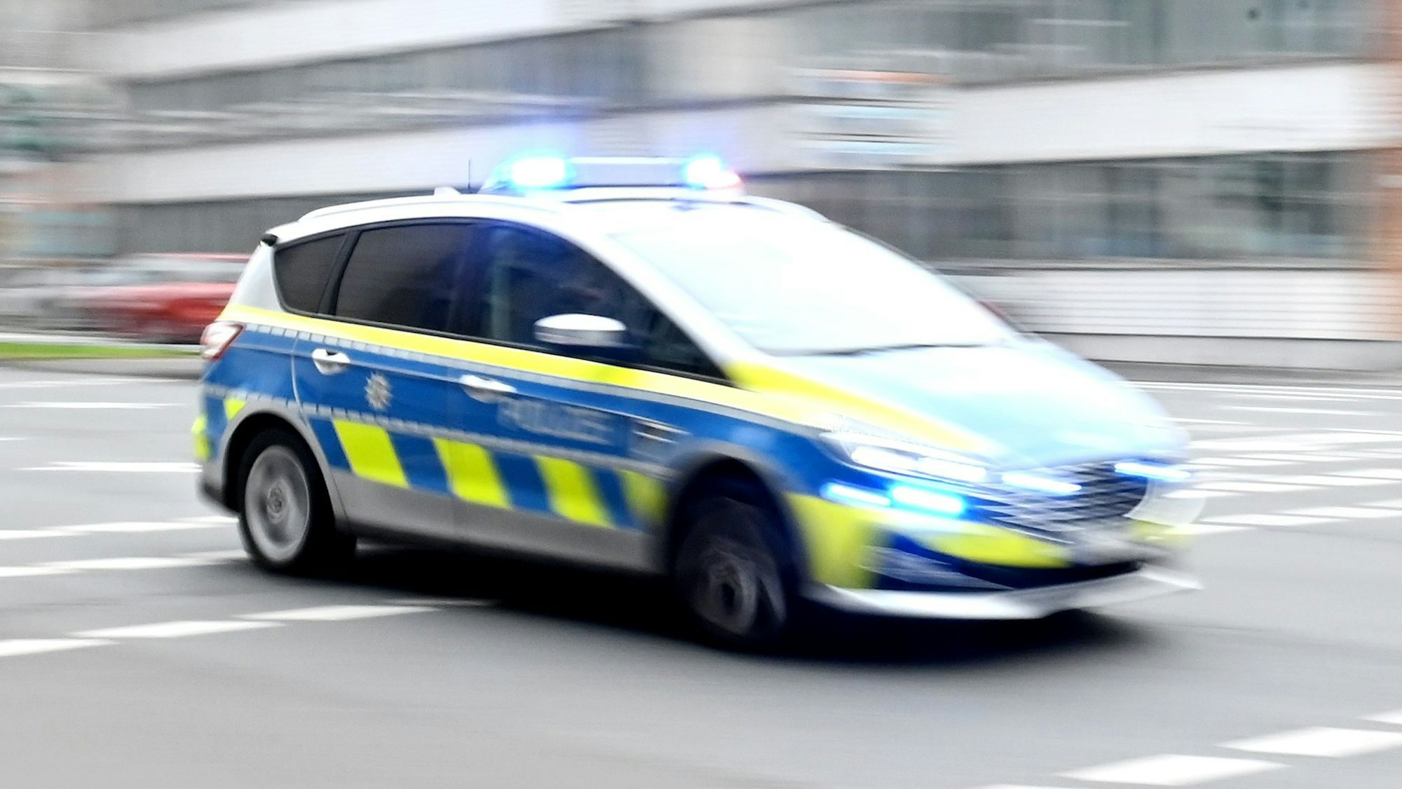 Ein Polizeiwagen rast durch die Innenstadt.