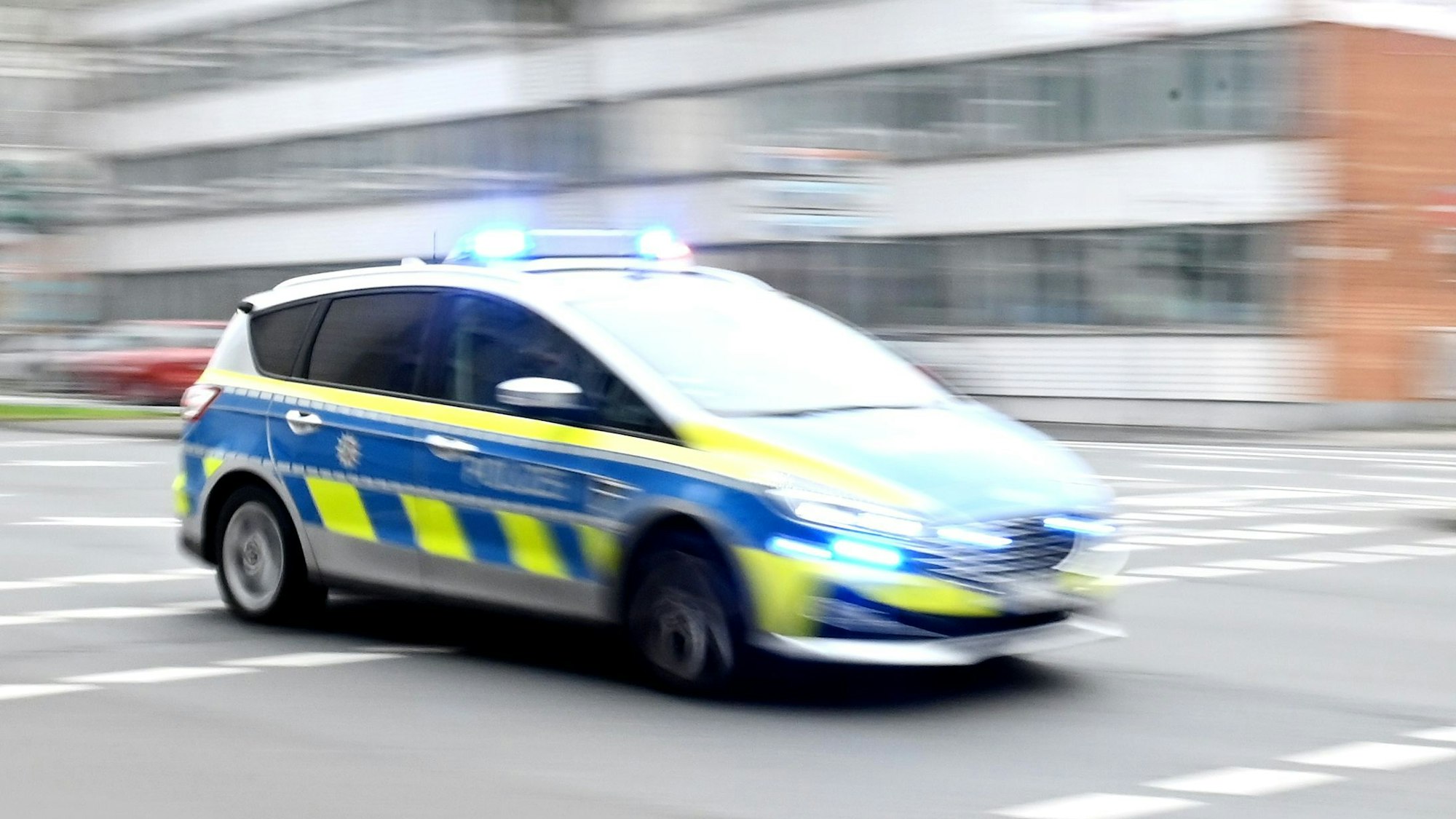 Ein Polizeiwagen rast durch die Innenstadt.