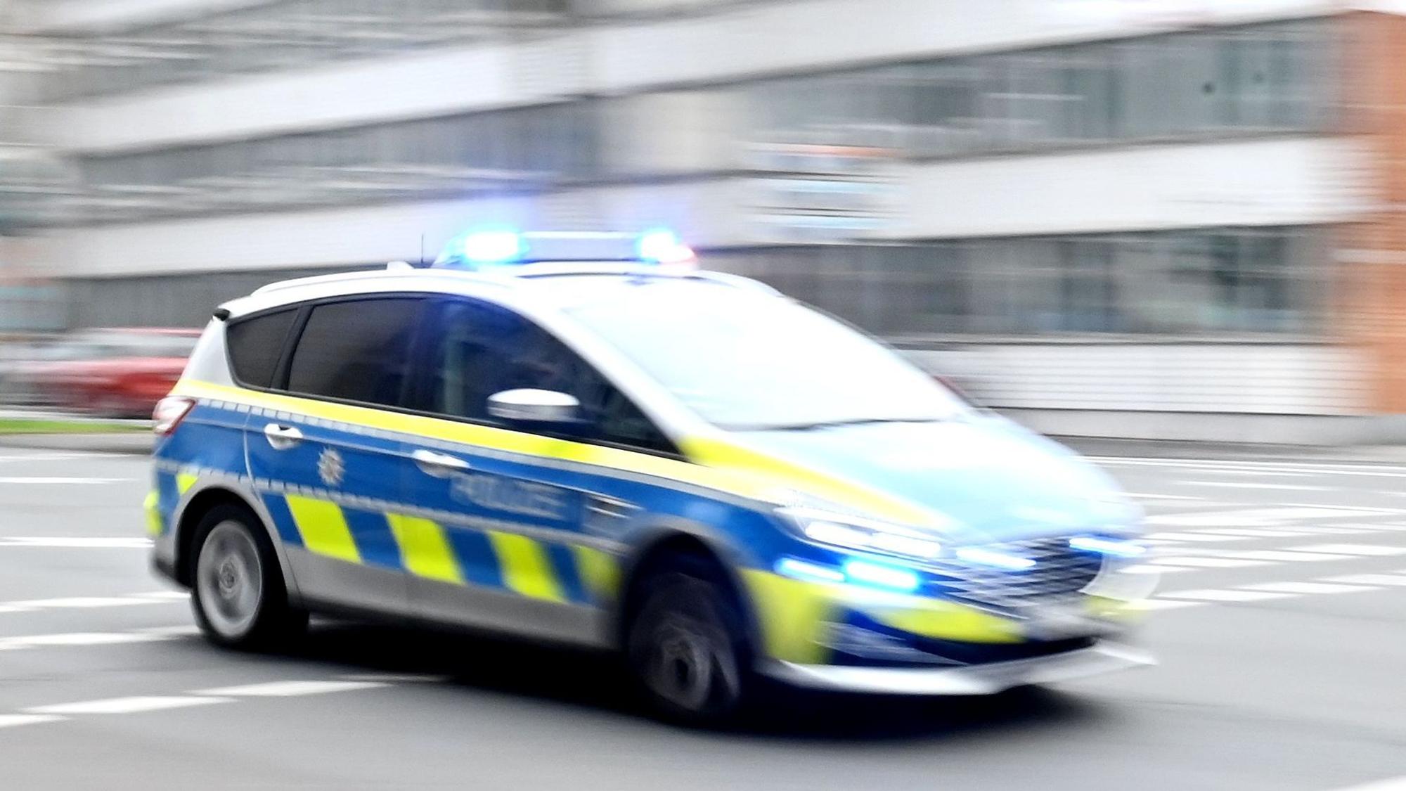 Ein Polizeiwagen rast durch die Stadt (Symbolbild)