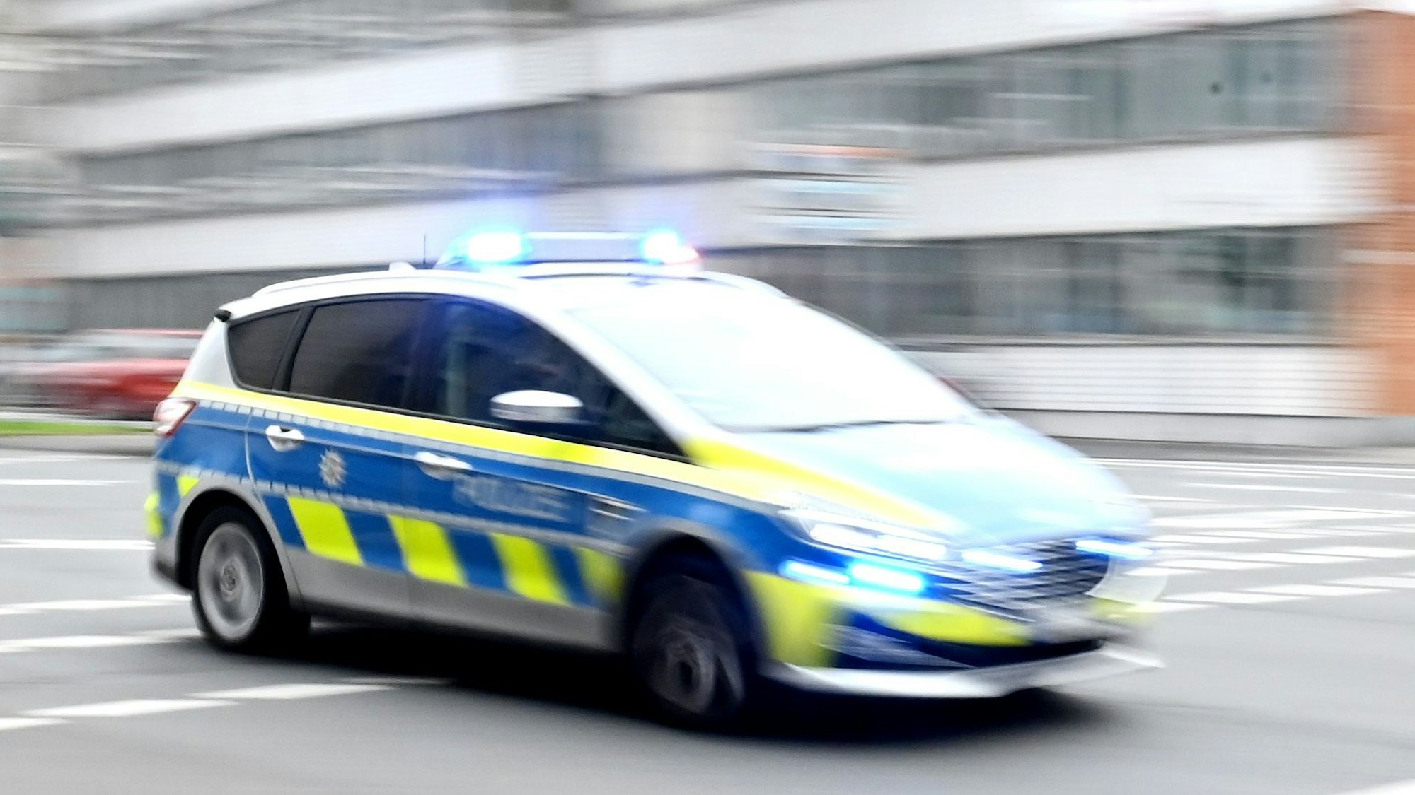 Ein Polizeiwagen rast durch die Stadt (Symbolbild)