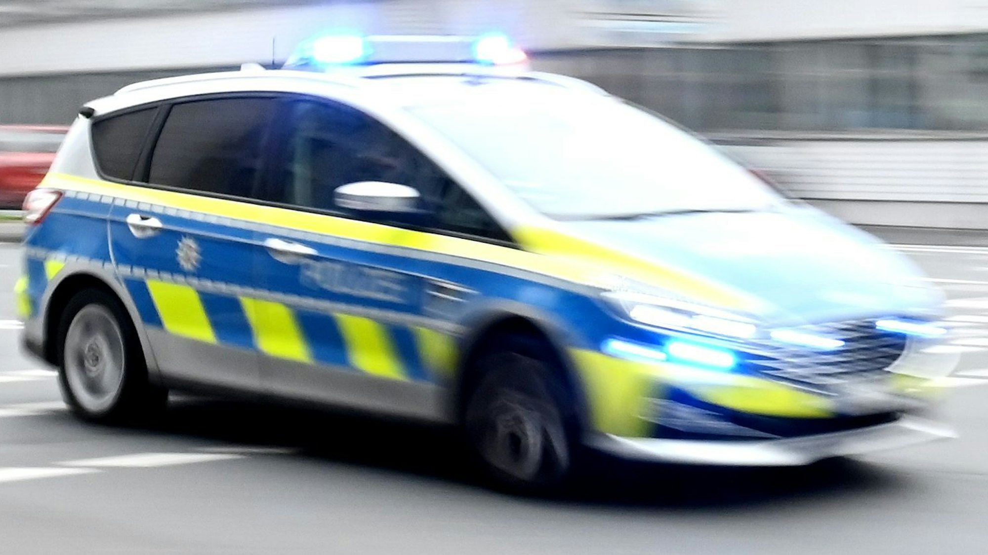 Polizeiwagen fährt mit Blaulicht. (Symbolfoto)