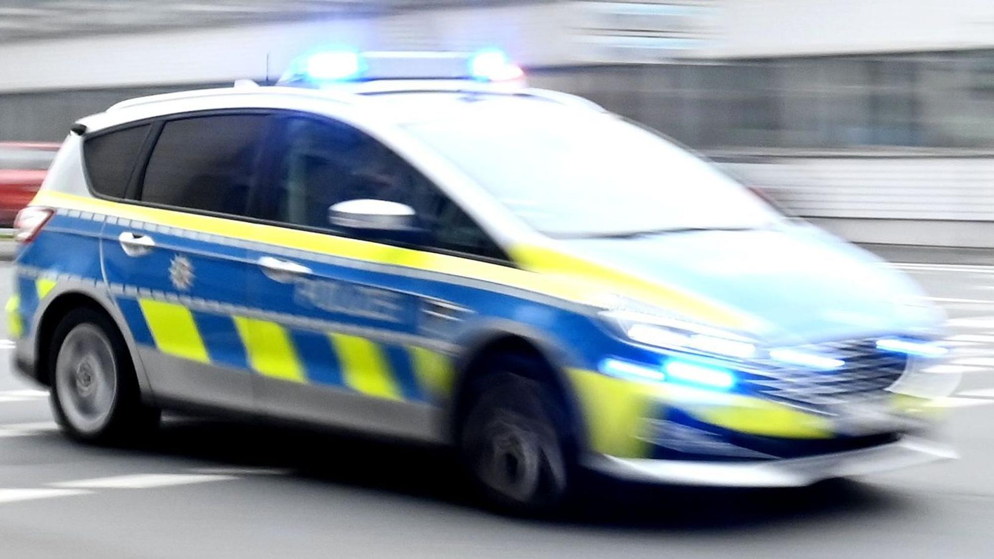 Ein Polizeiwagen rast durch die Innenstadt