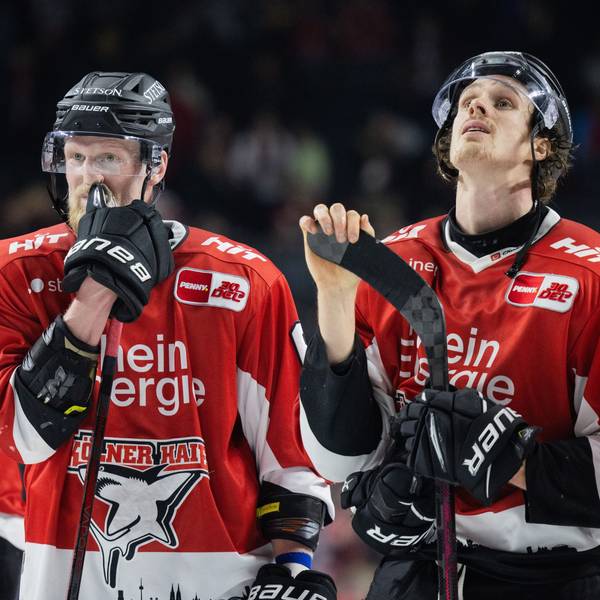 Eishockey: DEL, Kölner Haie - Adler Mannheim, Hauptrunde, 52. Spieltag, Lanxess Arena. Die Kölner um Stanislav Dietz (M) stehen nach dem 1:6 auf dem Eis.