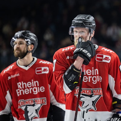 Eishockey: DEL, Kölner Haie - Adler Mannheim, Hauptrunde, 52. Spieltag, Lanxess Arena. Die Kölner um Stanislav Dietz (M) stehen nach dem 1:6 auf dem Eis.