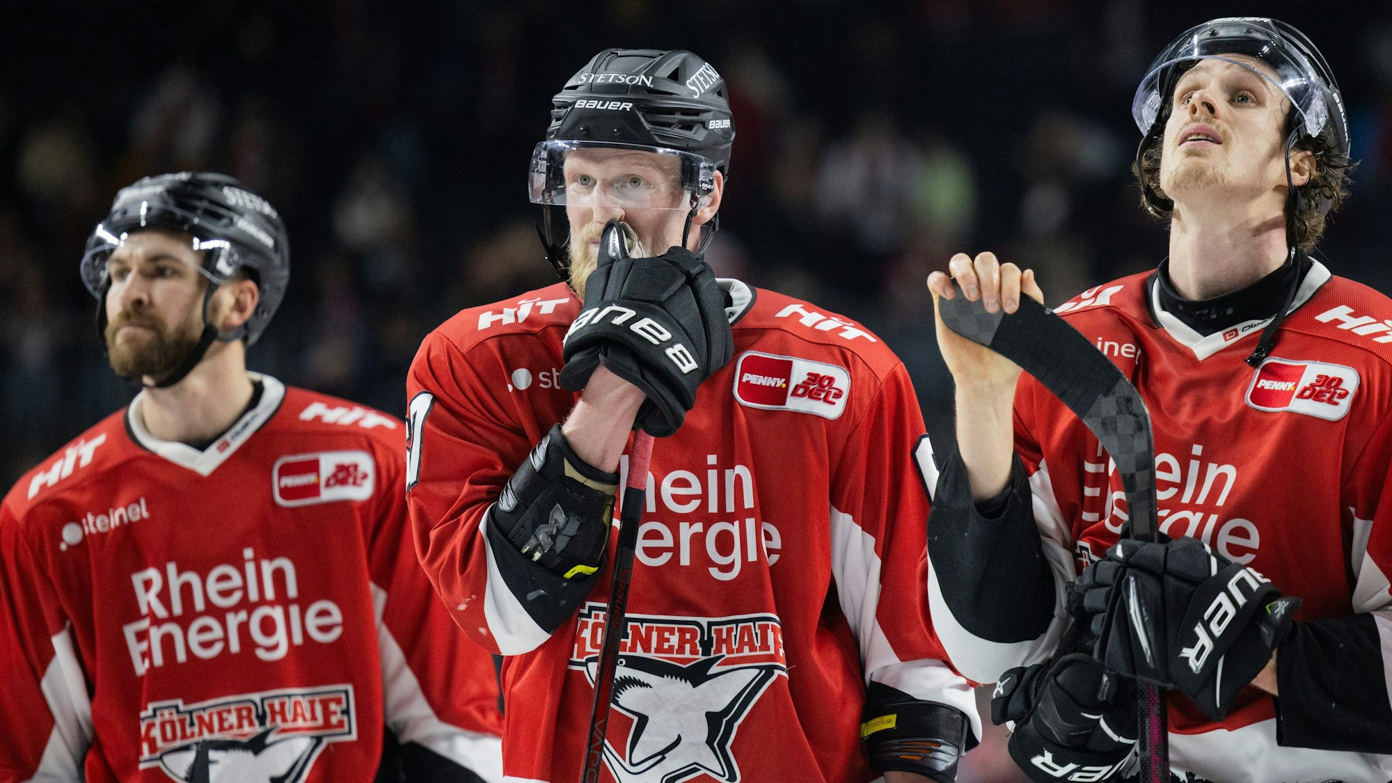 Eishockey: DEL, Kölner Haie - Adler Mannheim, Hauptrunde, 52. Spieltag, Lanxess Arena. Die Kölner um Stanislav Dietz (M) stehen nach dem 1:6 auf dem Eis.