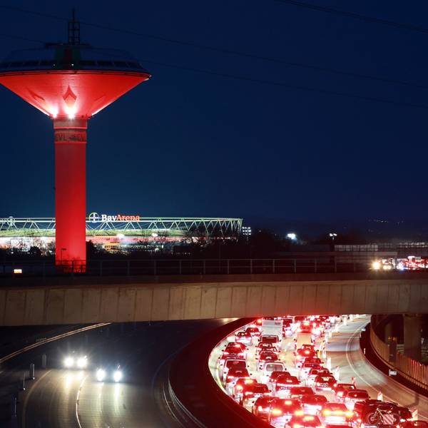 Der rot leuchtende EVL-Wasserturm.