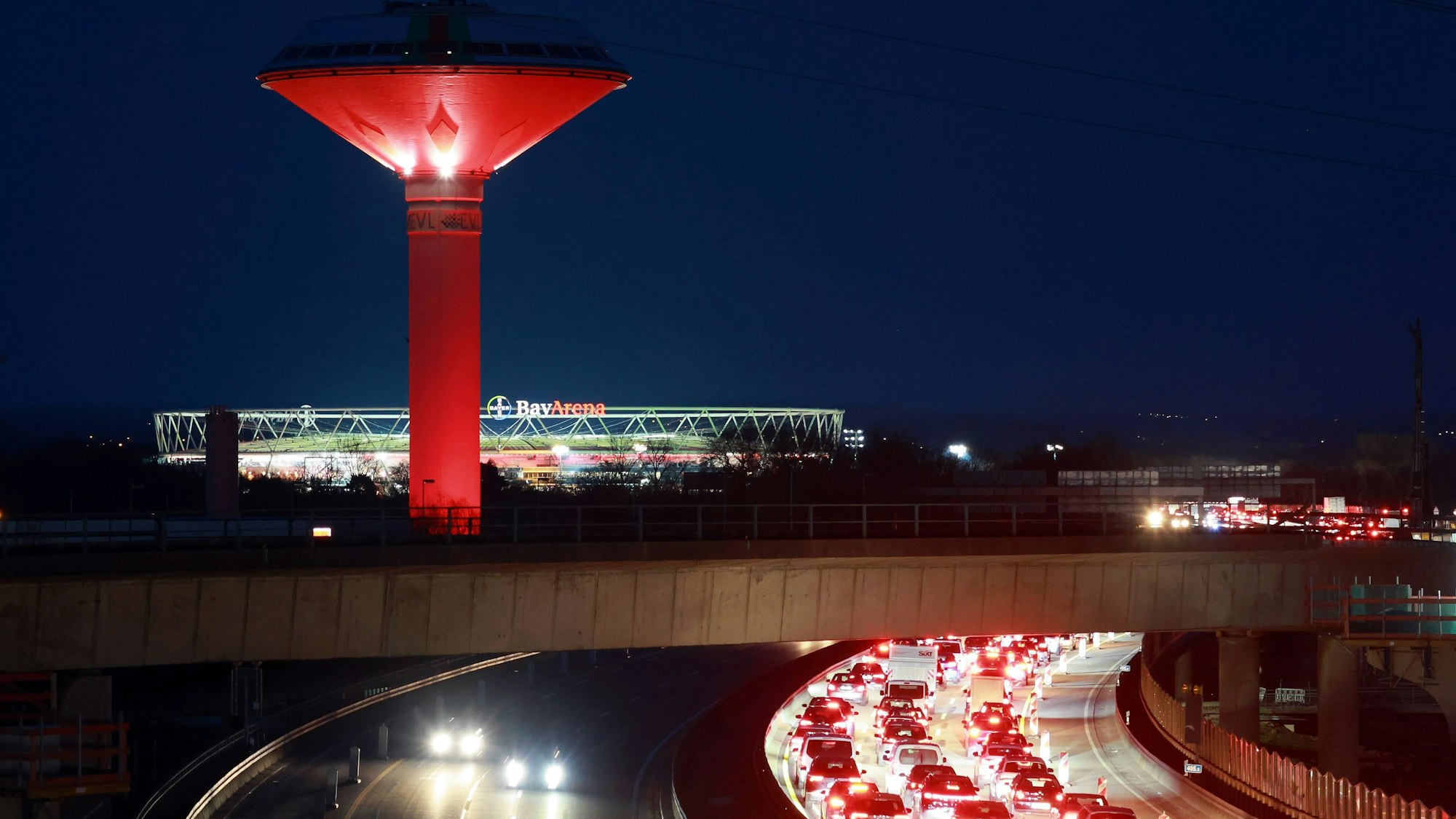 Der rot leuchtende EVL-Wasserturm.