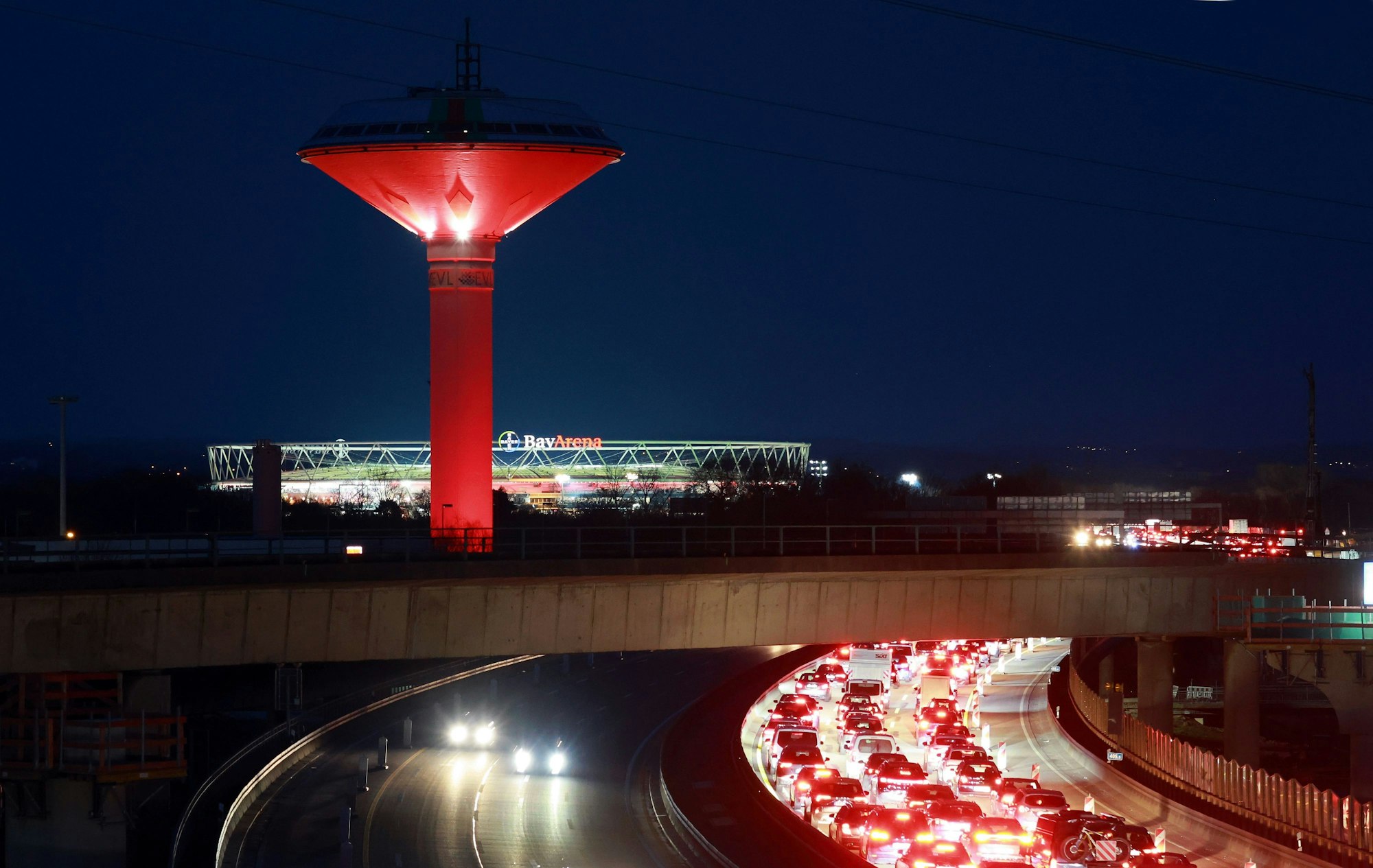 Bis zum Saisonende 2023/2024 leuchtet der EVL-Wasserturm zu allen Heimspielen von Bayer-04-Leverkusen rot.
