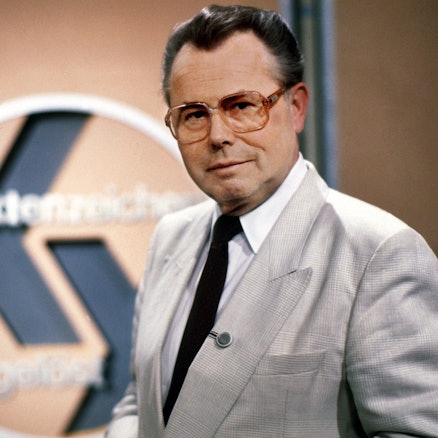 Eduard Zimmermann, der legendäre erste Moderator der Fahndungssendung „Aktenzeichen XY ... ungelöst“, die seit 1967 ungelöste Kriminalfälle ins öffentliche Bewusstsein rückt.