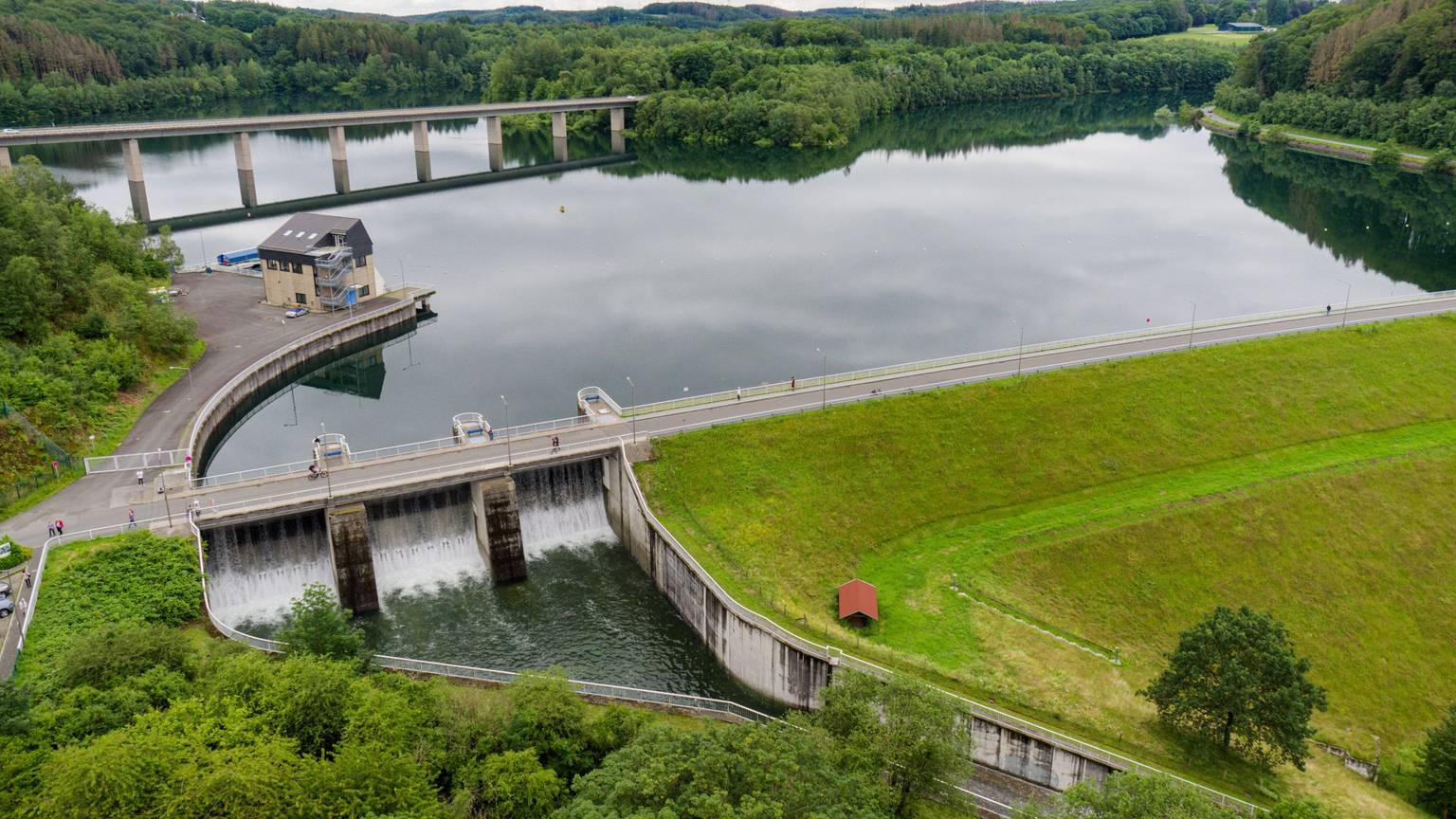 15.07.2021, Nordrhein-Westfalen, Remscheid: Blick auf die Wupper-Talsperre (Luftaufnahme mit einer Drohne). Aus dem Becken wird Wasser abgelassen, um den Druck auf die Staumauern zu reduzieren. Foto: Christopher Neundorf/dpa +++ dpa-Bildfunk +++
