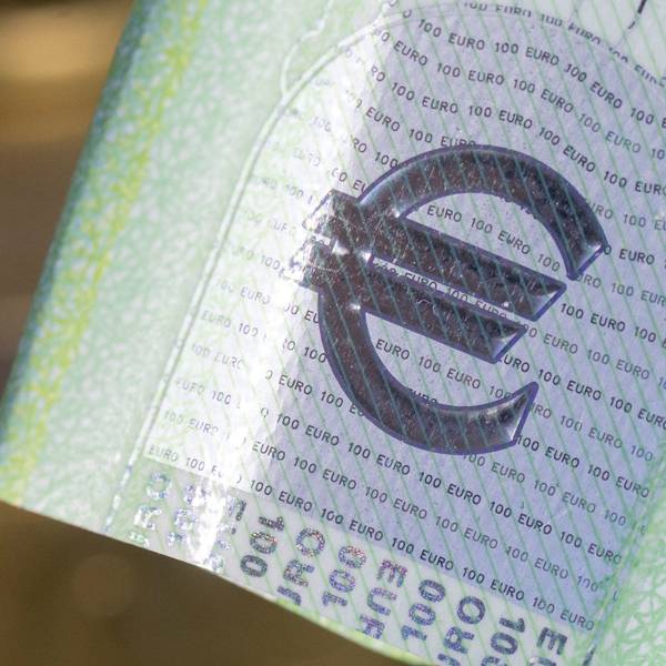 Das Euro-Zeichen prangt auf einem Schein in Nahaufnahme.