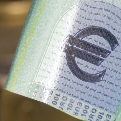 Das Euro-Zeichen prangt auf einem Schein in Nahaufnahme.