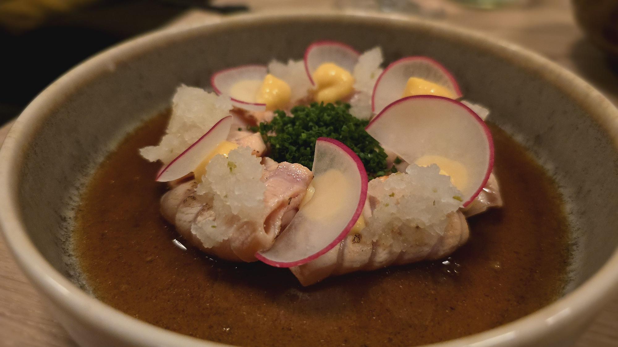 Lachs Sashimi - Yuzupfeffer, Tofucreme, Misoeigelb & Kagenzu