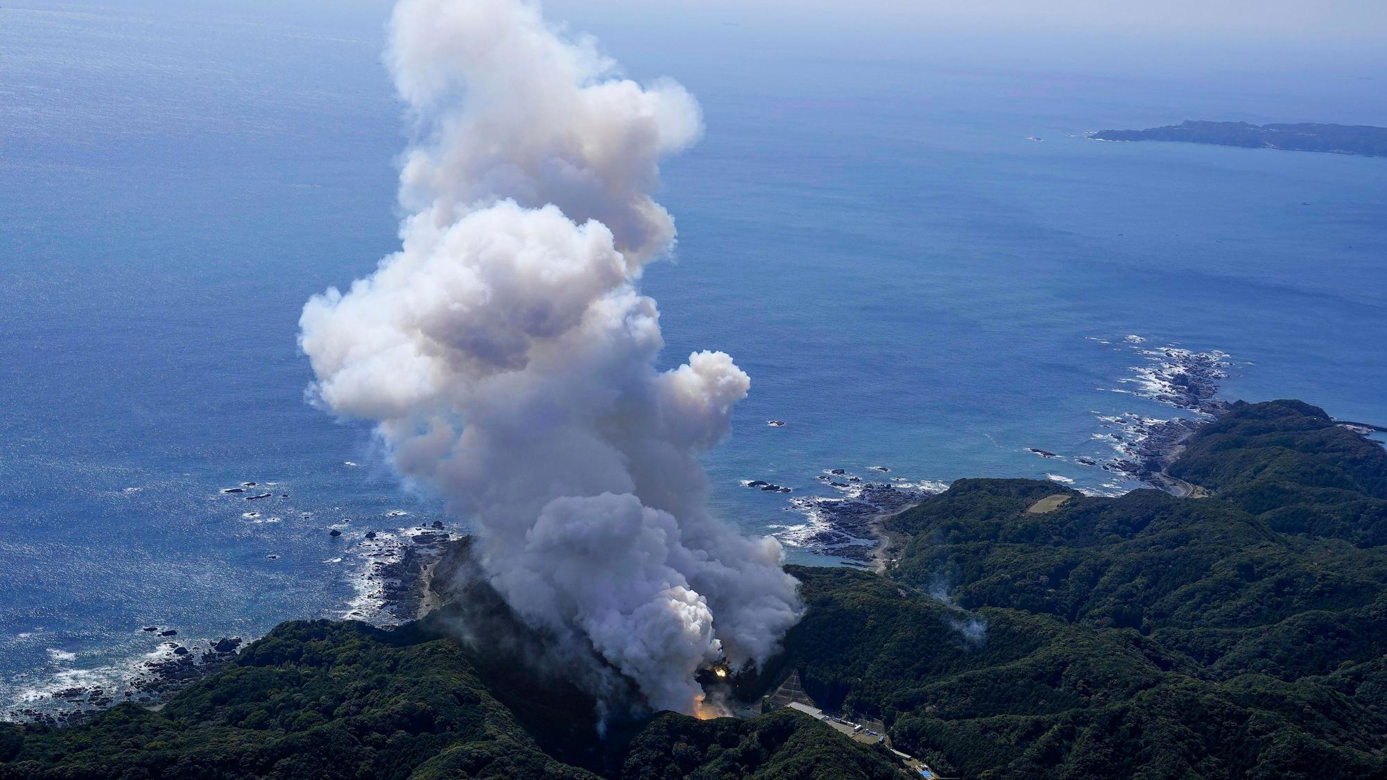 Die Kairos-Rakete der japanischen Firma Space One explodiert nach dem Start von einer Startrampe in Kushimoto.